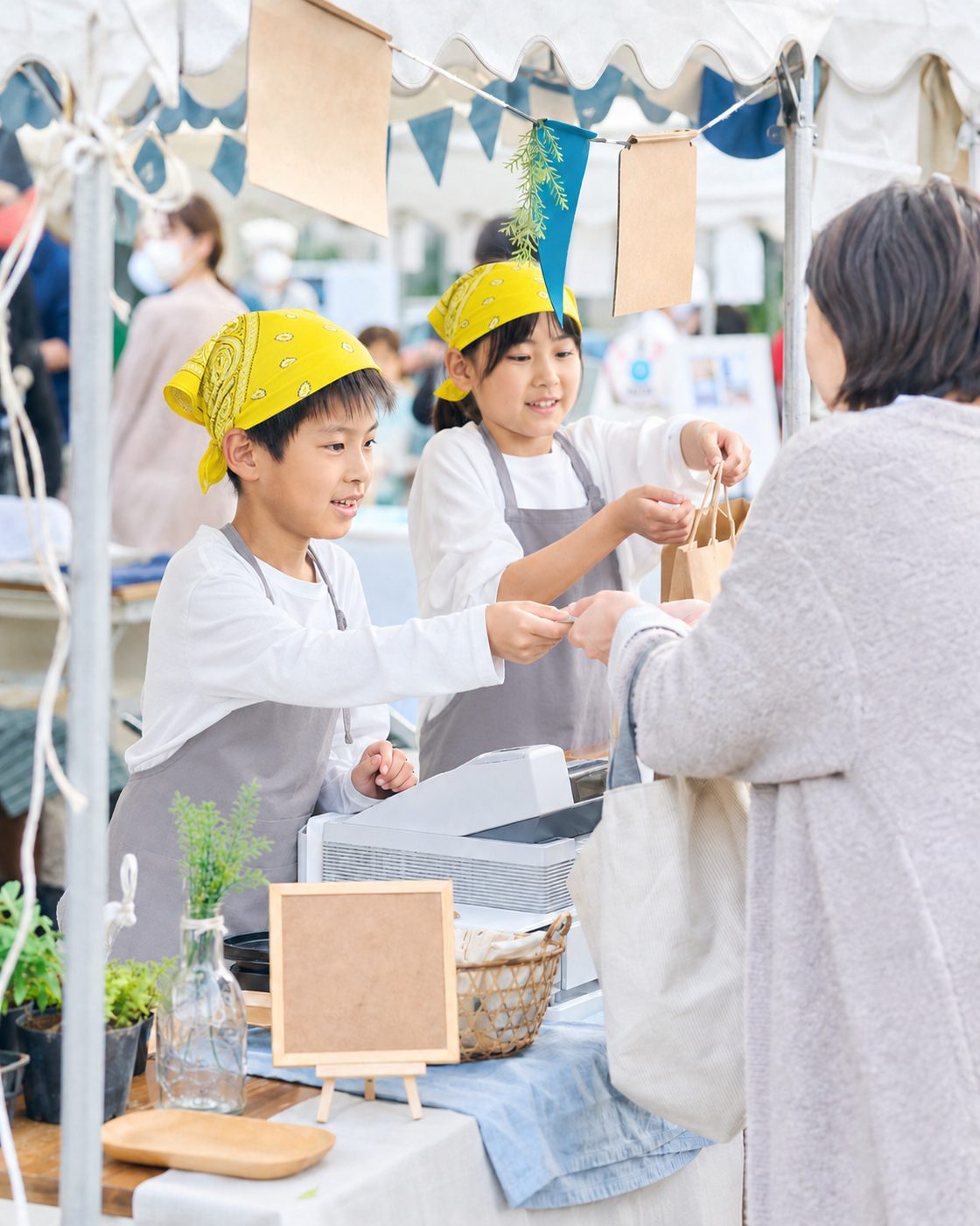 マルシェで自分たちの商品を販売する子どもたち